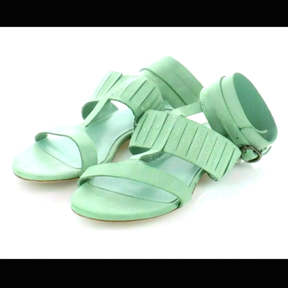 🆕️☘Leon Max Vellum Ankle Strap Sandal Sz 6